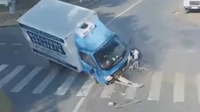 实拍单车哥躲过致命车祸迅雷下载